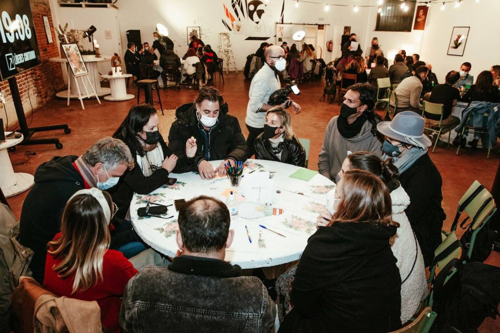 La coordinadora de JR21 en Campoo, Benhur Valdés; la directora de Relaciones Institucionales de El Corte Inglés, Elena Botín; el artista campurriano Fernando Moutinho Aguado; el actor Javier Cifrián; la fotógrafa Martha Bravo; el periodista Raúl González Gangas, de Radio Merindad de Campoo; Rosalía Palazuelos Cosío, vicepresidenta de la asociación juvenil de dinamización rural 'Entre Valles'; Soledad Arrarte Elorza, directora técnica de Ascasam; biólogo Víctor Adorno, que vive en Valderredible; y Jordi Piñeiro, gestor de los Apartamentos Boutique Fuente Real.